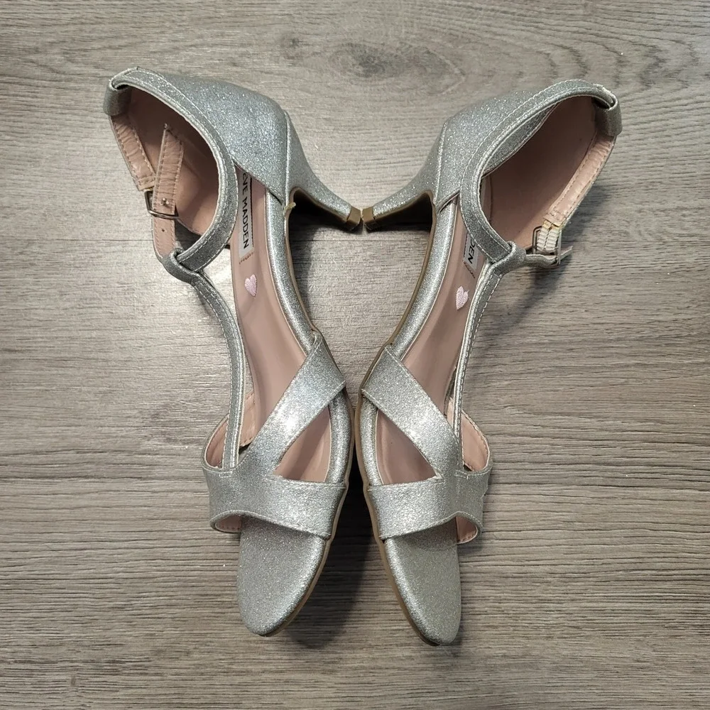Steve Madden Girls Silver Glitter T-Strap Kitten Heel Dress Shoes Size 5 Big Kid